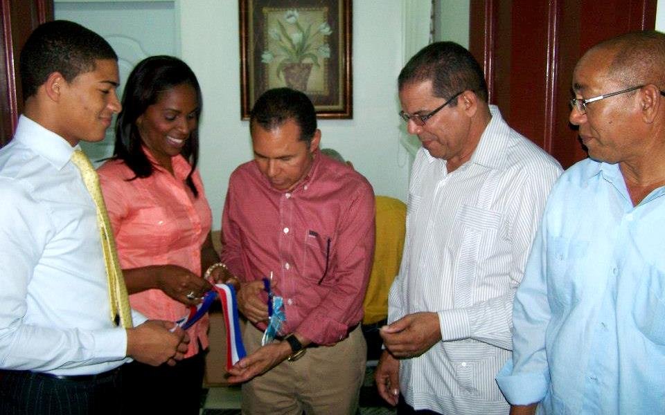Alcalde Municipal Remberto Cruz corta la cinta junto al presidente de la sala capitular Carlos Castillo
